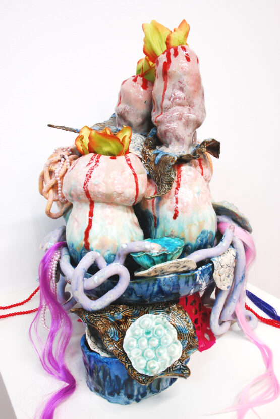 Immanis flos – 2022 – stoneware, glaze, textile, glass pearls, artificial hair and finger nails – 43x37x35cm