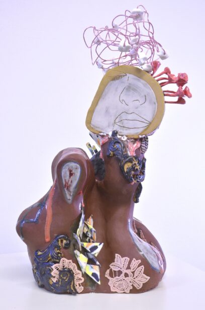 Collapse of the body, 2025 -stoneware -porcelain – glaze – engobe – pigments – textile – aluminium – 68x38x34cm Collapse of the body, 2025 -stoneware -porcelain – glaze – engobe – pigments – textile – aluminium – 68x38x34cm