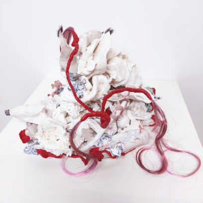 What happens when nature shows human traits – 2025 – stoneware, porcelain, glaze, artificial nails, hair, eyelashes and clay – 50x29x44cm What happens when nature shows human traits – 2025 – stoneware, porcelain, glaze, artificial nails, hair, eyelashes and clay – 50x29x44cm